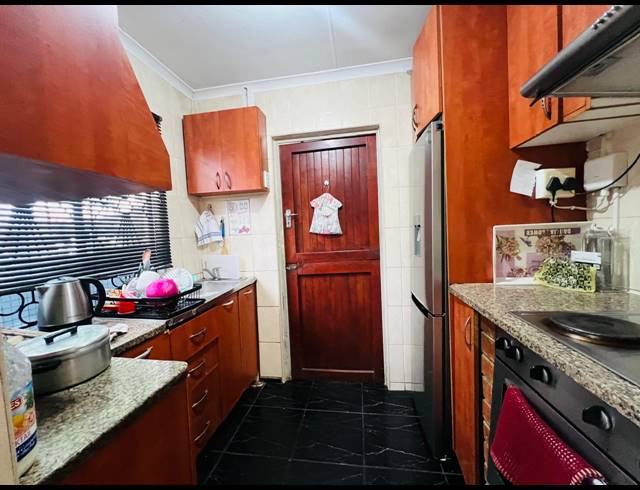 2 BEDROOM FREEHOLD FOR SALE IN NEWLANDS EAST